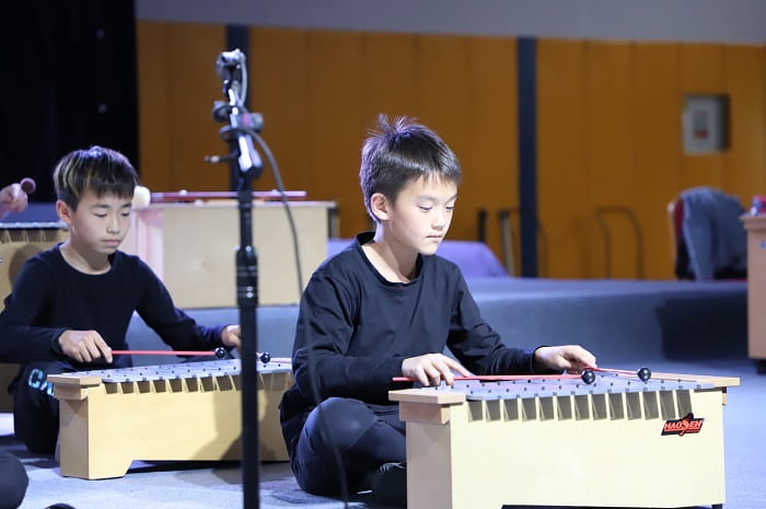 Graduating elementary students play music
