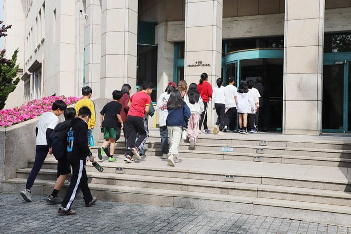 Elementary students visiting the secondary school