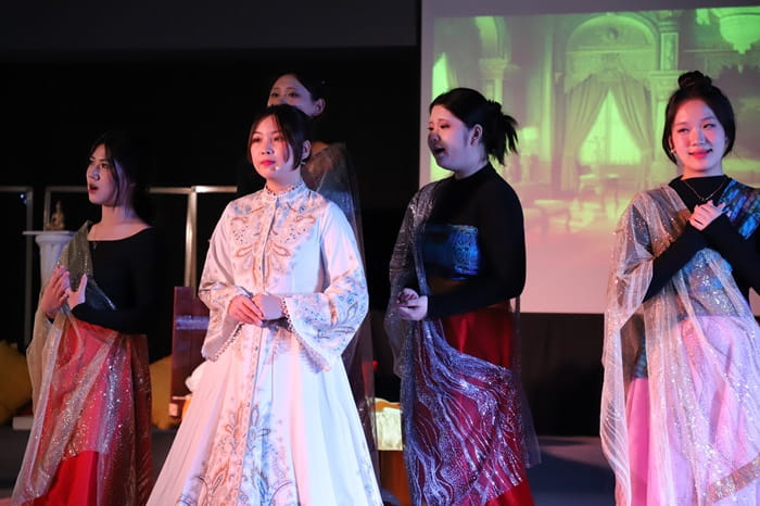 Anna Lenowens and the ladies of the court