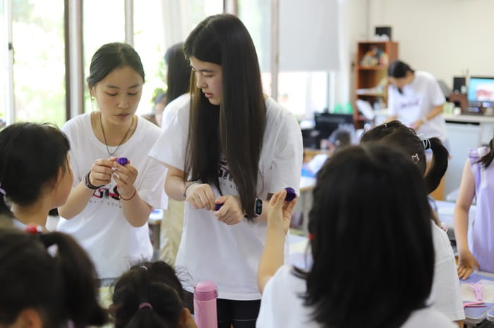 Amanda teaching STEM to younger students
