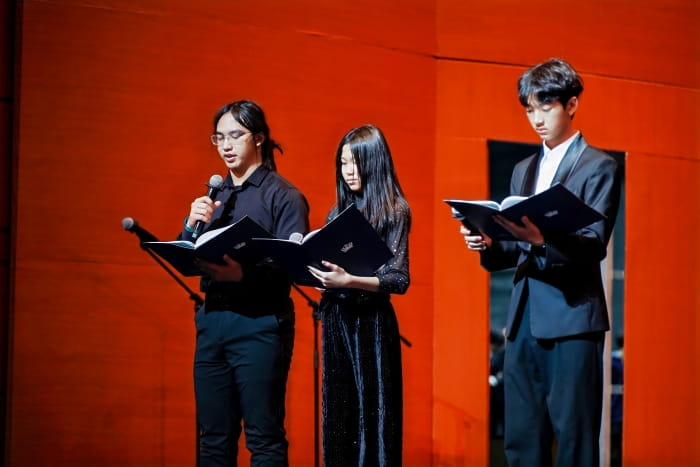 Anniversary show MCs