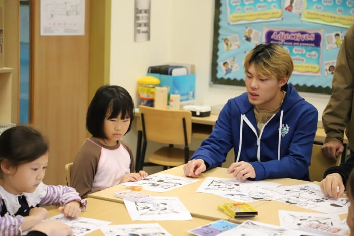 High school student teaches kindergarten kids